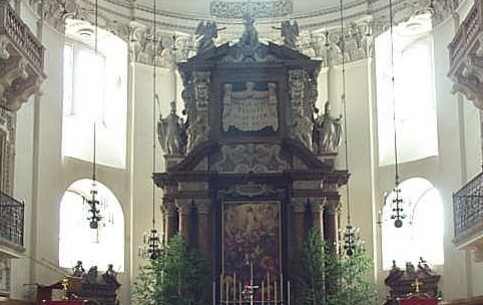 Salzburg Cathedral (1628) - the world famous temple, where there are the 4000-pipe organ, a statue of the Virgin Mary (1771) and the Romanesque font where Mozart was baptized in 1756