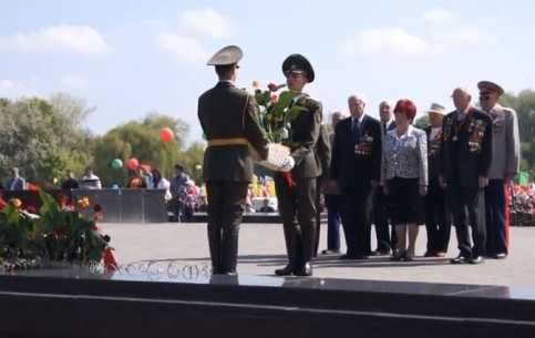 Ежегодно 9 мая тысячи людей приходят в Брестскую крепость, чтобы принять участие в торжественном митинге и возложить цветы к Вечному огню